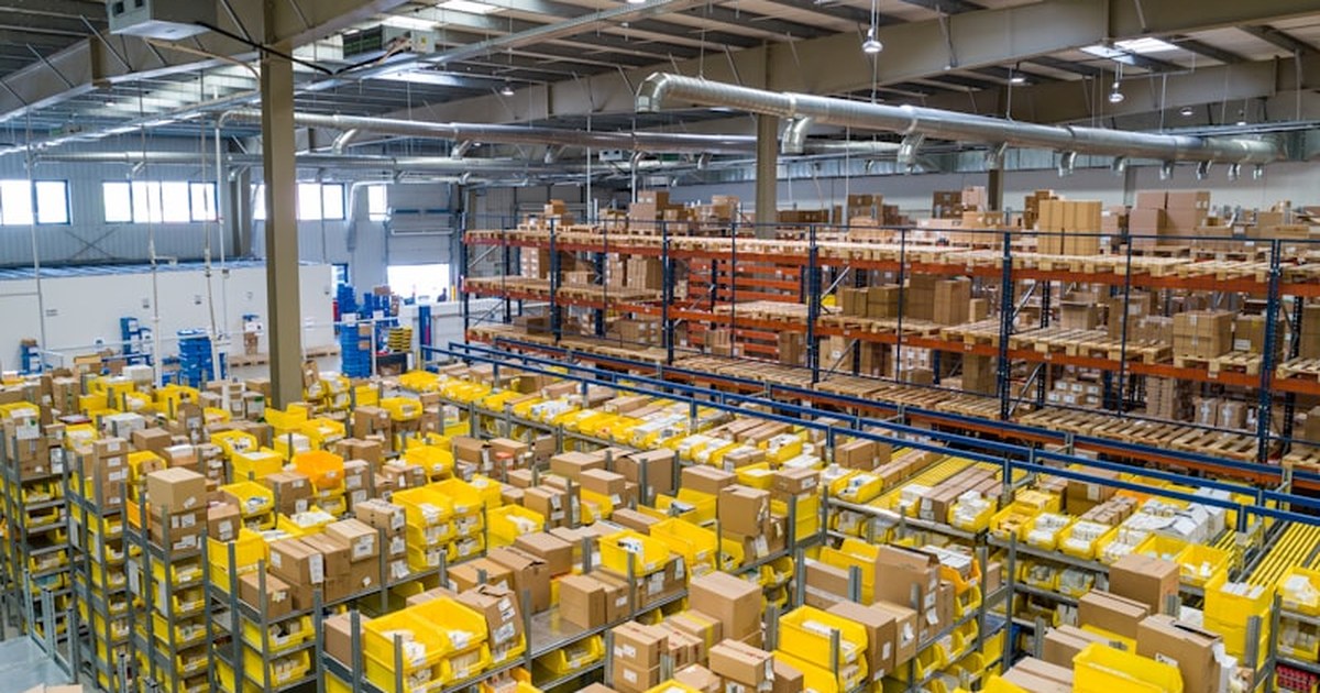 Humanoid robots in warehouse automation